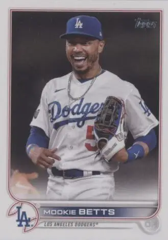 2022 Topps Smiling in the Outfield SSP Variation Card #50
